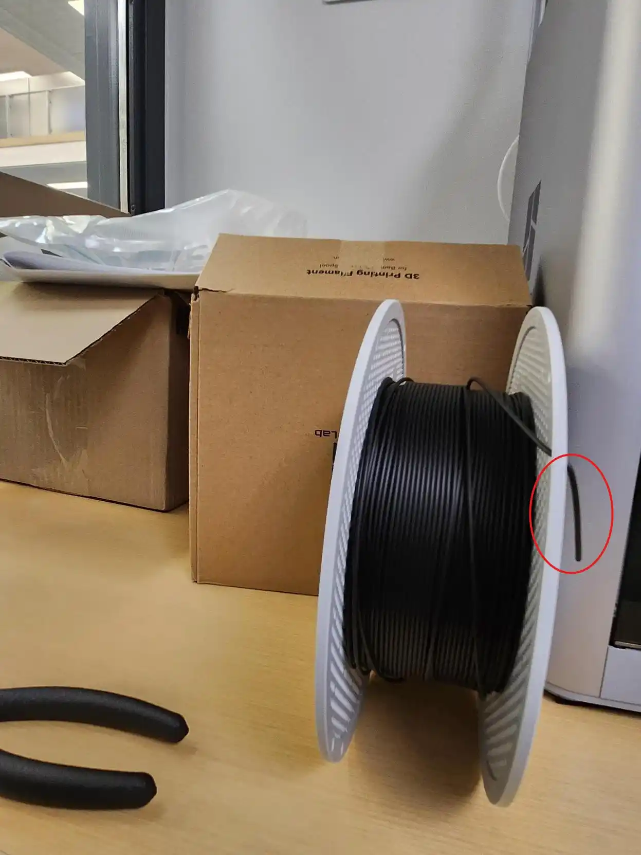 Bloquer le bout du filament PLA-Trou de la bobine